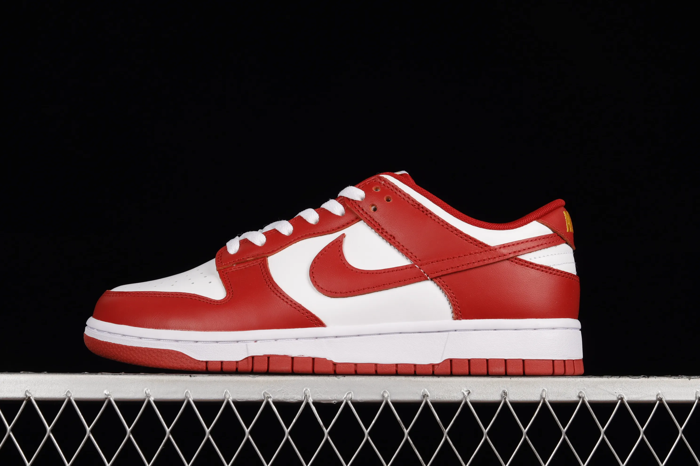 All categories Nk SB Dunk series Nk SB Dunk Low low-top sneakers F version Nk Dunk Low "Gym Red" white, red and gold SB low-top sports and leisure sneakers DD1391-602